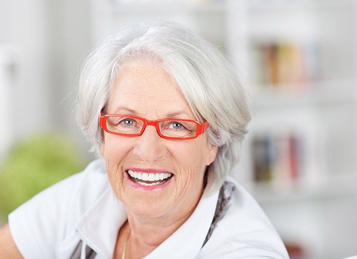 Mujer mayor con gafas
